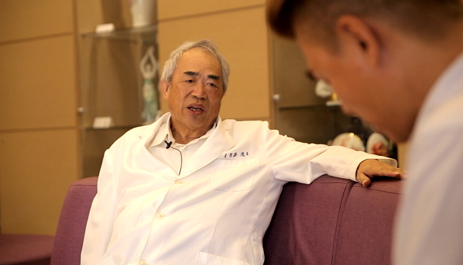 对于时下青年,李茂盛像邻家爷爷般给予亲切勉励 对于时下青年,李茂盛像邻家爷爷般给予亲切勉励